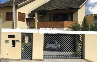 Imagem: A casa possui 3 Dormitórios, 3 Banheiros, 4 Vagas na garagem