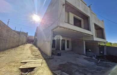 Imagem: A casa possui 3 Dormitórios, 3 Banheiros, 1 Vaga na garagem