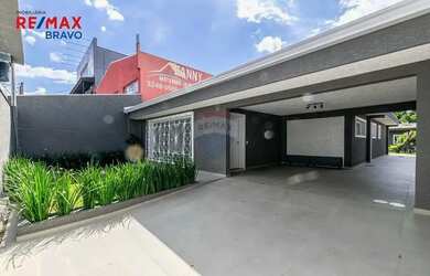 Imagem: A casa possui 4 Dormitórios, 4 Banheiros, 4 Vagas na garagem