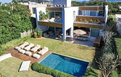 Imagem: A casa em condomínio possui 5 Dormitórios, 5 Banheiros, 4