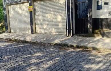 Imagem: A casa possui 2 Dormitórios, 2 Banheiros, 3 Vagas na garagem