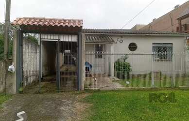 Imagem: A casa possui 2 Dormitórios, 2 Banheiros, 2 Vagas na garagem