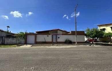 Imagem: A casa possui 3 Dormitórios, 2 Banheiros, 2 Vagas na garagem
