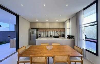 Imagem: A casa em condomínio possui 3 Dormitórios, 4 Banheiros, 4