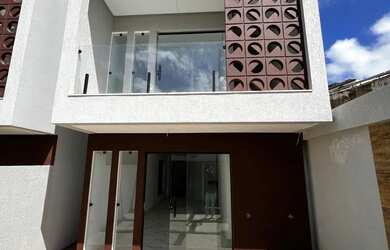 Imagem: A casa possui 3 Dormitórios, 1 Banheiro, 2 Vagas na garagem