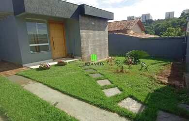 Imagem: A casa possui 3 Dormitórios, 2 Banheiros, 2 Vagas na garagem