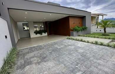 Imagem: A casa possui 3 Dormitórios, 3 Banheiros, 2 Vagas na garagem