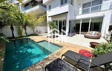 Imagem: A casa possui 4 Dormitórios, 5 Banheiros, 2 Vagas na garagem