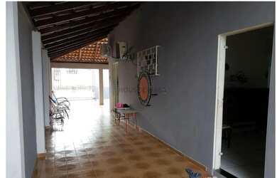 Imagem: A casa possui 1 Dormitório, 3 Banheiros, 4 Vagas na garagem