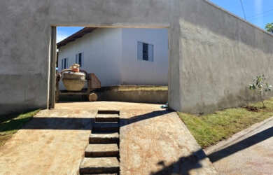 Imagem: A casa possui 3 Dormitórios, 1 Banheiro, 2 Vagas na garagem