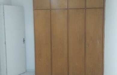 Imagem: O apartamento possui 3 Dormitórios, 1 Banheiro, 1 Vaga na garagem