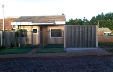 Imagem: A casa possui 1 Dormitório, 1 Banheiro, 1 Vaga na garagem