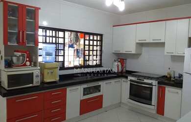 Imagem: A casa possui 3 Dormitórios, 2 Banheiros, 2 Vagas na garagem