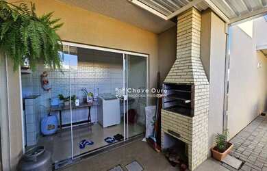 Imagem: A casa possui 3 Dormitórios, 1 Banheiro, 3 Vagas na garagem