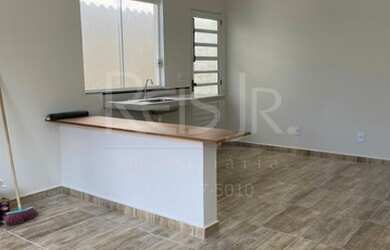 Imagem: A casa possui 2 Dormitórios, 1 Banheiro, 2 Vagas na garagem