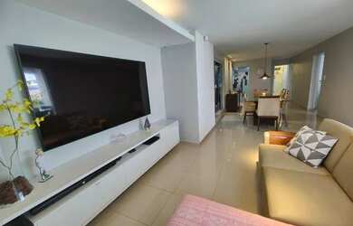 Imagem: A casa possui 3 Dormitórios, 3 Banheiros, 4 Vagas na garagem