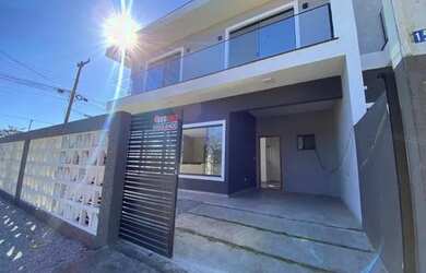 Imagem: A casa possui 3 Dormitórios, 2 Banheiros, 1 Vaga na garagem