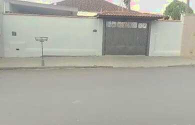 Imagem: A casa possui 3 Dormitórios, 2 Banheiros, 5 Vagas na garagem