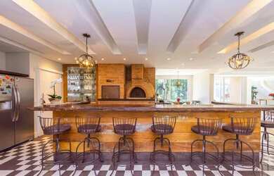 Imagem: A casa em condomínio possui 4 Dormitórios, 5 Banheiros, 5