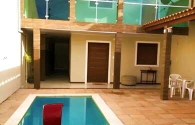 Imagem: A casa possui 3 Dormitórios, 3 Banheiros, 2 Vagas na garagem