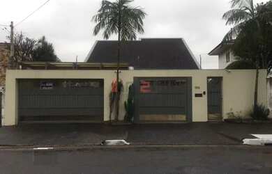 Imagem: A casa possui 4 Dormitórios, 5 Banheiros, 5 Vagas na garagem