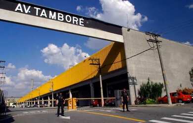 Imagem: O depósito possui 5 Vagas na garagem, 980m² de Área e está