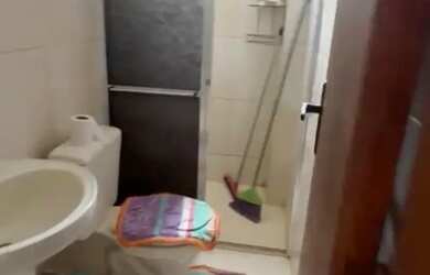 Imagem: O apartamento possui 2 Dormitórios, 1 Banheiro, 1 Vaga na garagem