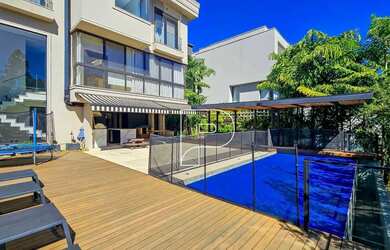 Imagem: A casa em condomínio possui 5 Dormitórios, 5 Banheiros, 5