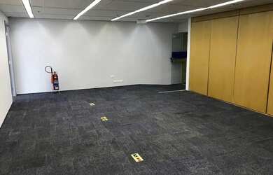 Imagem: O depósito possui 4 Vagas na garagem, 266m² de Área e está