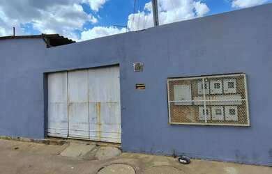 Imagem: A casa possui 2 Dormitórios, 2 Banheiros, 3 Vagas na garagem