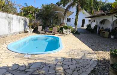 Imagem 2: Casa com 210 m² em localização privilegiada com área de festas e piscina