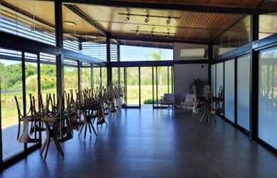 Imagem: O terreno possui 180m² de Área, Piscina e está localizado