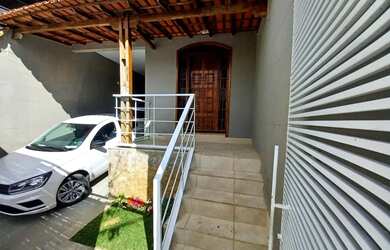 Imagem: A casa possui 3 Dormitórios, 2 Banheiros, 2 Vagas na garagem