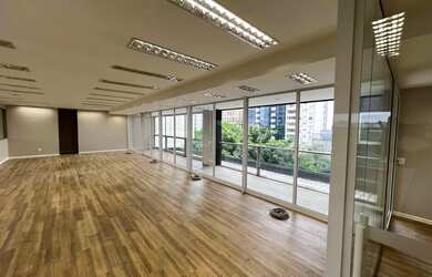 Imagem: O depósito possui 2 Vagas na garagem, 214m² de Área e está