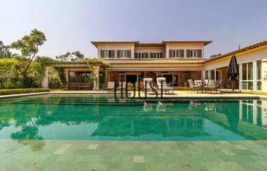 Imagem: A casa em condomínio possui 5 Dormitórios, 5 Banheiros, 5