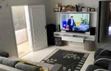 Imagem: A casa possui 3 Dormitórios, 1 Banheiro, 2 Vagas na garagem