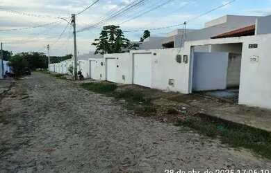 Imagem: A casa possui 2 Dormitórios, 1 Banheiro, 1 Vaga na garagem