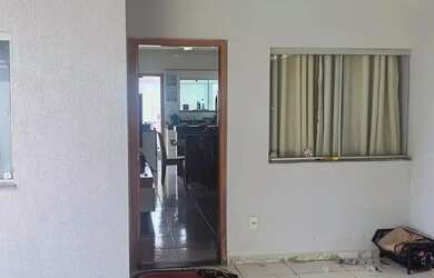 Imagem: A casa possui 2 Dormitórios, 1 Banheiro, 2 Vagas na garagem