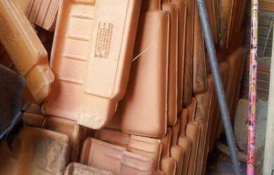 Imagem: A casa possui 2 Vagas na garagem, 2m² de Área e está localizado