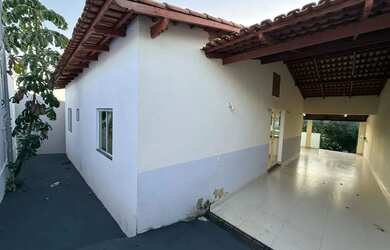 Imagem: A casa possui 3 Dormitórios, 2 Banheiros, 3 Vagas na garagem