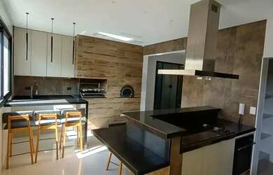 Imagem: A casa em condomínio possui 4 Dormitórios, 5 Banheiros, 4