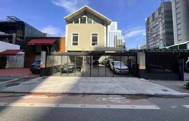 Imagem: O depósito possui 5 Vagas na garagem, 1.200m² de Área e