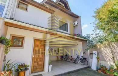 Imagem: A casa possui 4 Dormitórios, 3 Banheiros, 2 Vagas na garagem