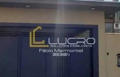 Imagem: A casa possui 3 Dormitórios, 2 Banheiros, 2 Vagas na garagem