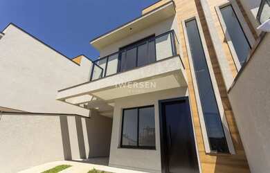 Imagem: A casa possui 3 Dormitórios, 3 Banheiros, 2 Vagas na garagem