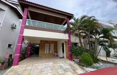 Imagem: A casa em condomínio possui 5 Dormitórios, 4 Banheiros, 1