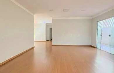 Imagem: A casa possui 3 Dormitórios, 4 Banheiros, 2 Vagas na garagem