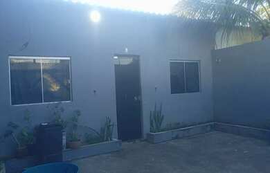 Imagem: A casa possui 2 Dormitórios, 1 Banheiro e 2 Vagas na garagem