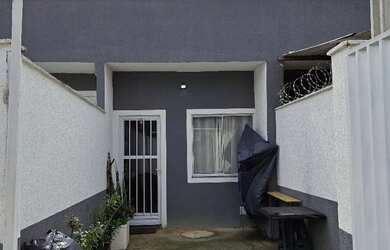 Imagem: A casa possui 1 Dormitório, 1 Banheiro, 1 Vaga na garagem