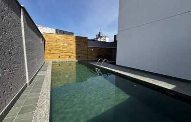 Imagem: O apartamento possui 1 Dormitório, 1 Banheiro, 1 Vaga na garagem